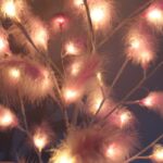 Led Φωτιζόμενο Χριστουγεννιάτικο Δέντρο Λευκό Με Ροζ Πούπουλα Με 48Led Θερμό Φωτισμό 1.20m - Chistmas LED tree pink feather - Image 2